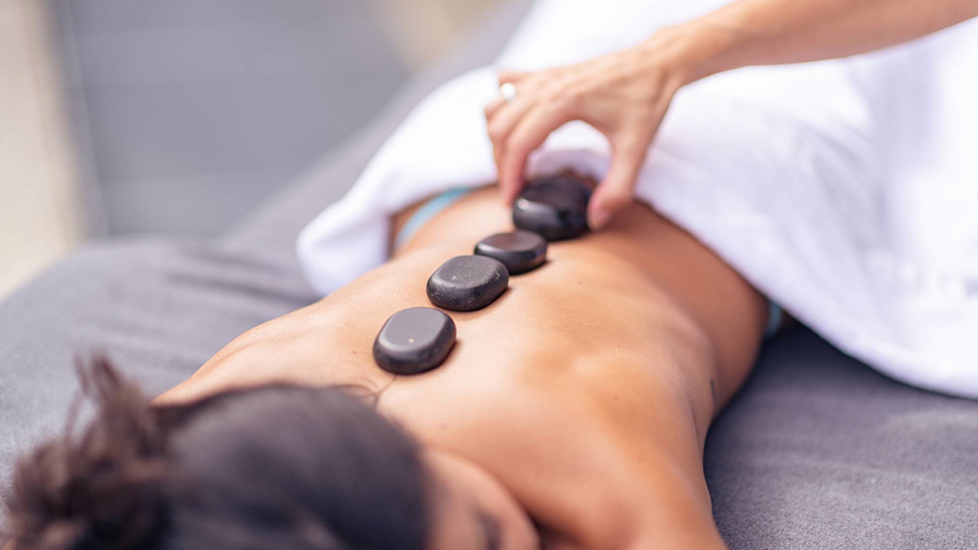 Hot stone back massage therapy at Desirable Beauty Boutique in Teaneck, NJ